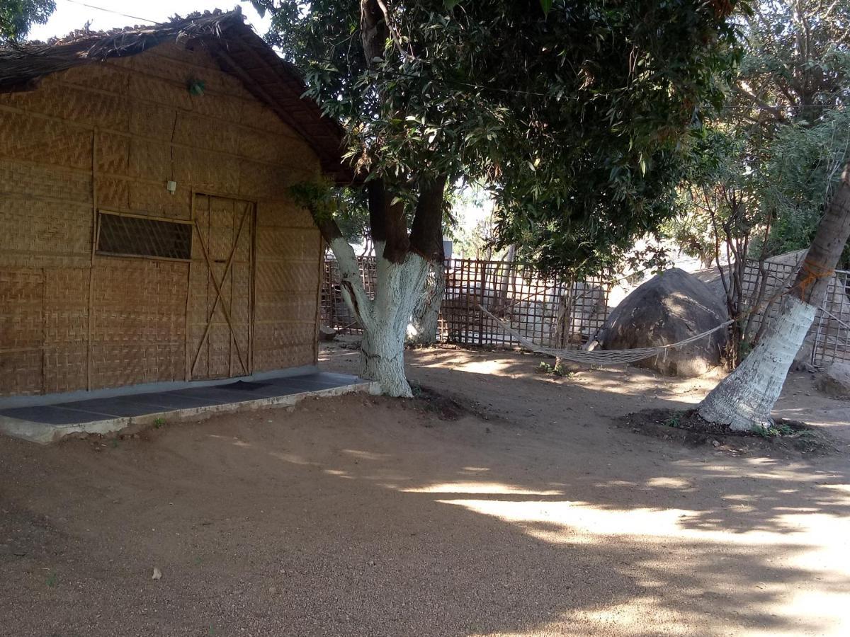 Sunrise Guest House & Restaurant هامبي المظهر الخارجي الصورة